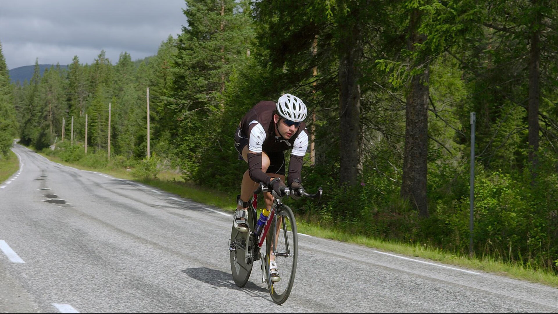 36岁丁俊晖现状：身家过亿却常住国外，大龄富二代妻子气质绝佳